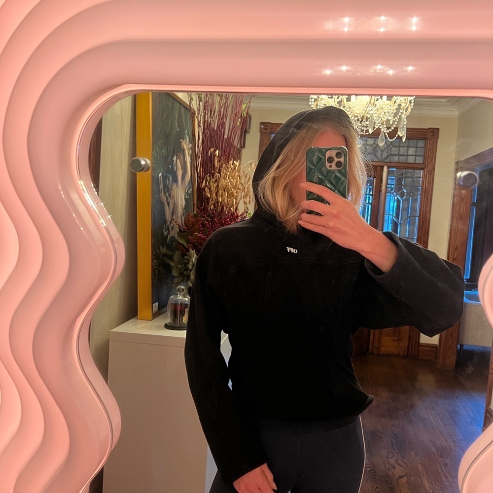Off white hoodie, great lines around the torso for fitted silhouette